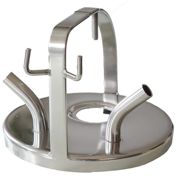 Víko konve se dvěma vývody je určeno pro dojení ovcí a koz.